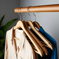 Cintres larges en bois massif écologiques, robustes, antidérapants, modernes et multifonctionnels pour salle de bain, armoire et magasin de vêtements