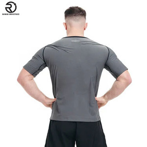 Camiseta de gimnasio gris ajustada de calidad superior para entrenamientos de fitness al por mayor camiseta de ejercicio de media manga personalizable que absorbe el sudor - Product Image 4