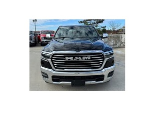 RAM 1500 Laramie Crew Cab 4x4 2025, conduite à gauche, origine américaine - Product Image 1
