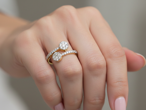 Bague de fiançailles de luxe en or avec double grappe de diamants, style crossover à deux pierres pour femme - Product Image 3