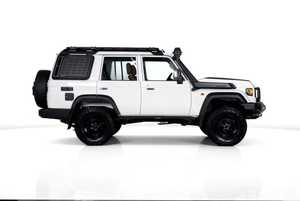 Toyota Land Cruiser 70 Série LC 76 LX 2025, 0 km, 5 places, 4 cylindres, 200-299 ch, transmission manuelle - Product Image 3