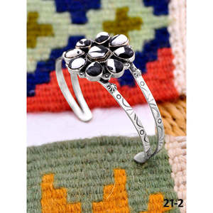 Brazalete de Moda Hecho a Mano en el Suroeste con Plata de Ley y Búfalo Blanco - Product Image 3