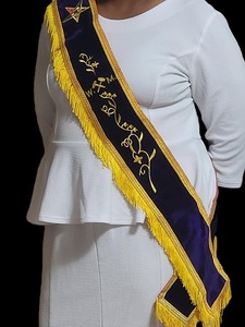 Écharpe Maçonnique OES W.M., Écharpe de Matrone Digne de l'Ordre de l'Étoile d'Ostérie en Velours Violet avec Franges Dorées - Étui Souple et Gants Offerts - Product Image 5