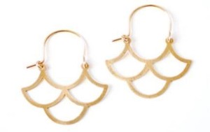 Pendientes de metal modernos de moda con detalles recortados y un sofisticado acabado dorado cepillado para una declaración elegante - Product Image 3