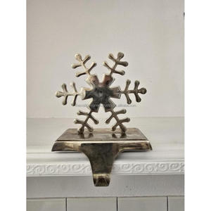 Coffrets cadeaux : Porte-chaussettes antique en forme de flocon de neige pour décoration de Noël, crochets de suspension pour chaussettes de table et de comptoir - Product Image 2