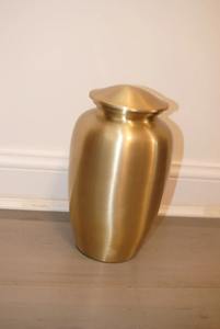 Urne commémorative indienne de luxe en métal magnifiquement fabriquée à la main beau vase pour le stockage des cendres et l'affichage à la maison - Product Image 3