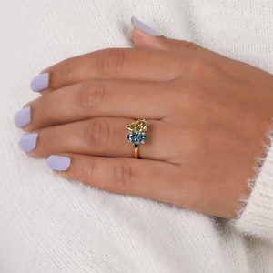 Anillo de solitario Toi Et Moi de corte de pera ovalado chapado en oro y platino Anillo de aniversario de boda clásico de moda para ella - Product Image 1