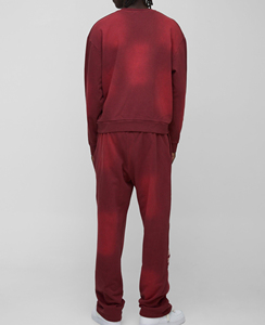 Conjunto de Sudadera y Pantalones Deportivos Personalizados con Efecto Desgastado, Estilo Urbano, 100% Algodón de Alto Gramaje, Color Granate Premium para Hombre - Product Image 2