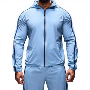 Coupe-vent unisexe de performance, bleu clair, style streetwear, design élégant à capuche, doublure polaire respirante, manches courtes, pour activités sportives - Product Image 1