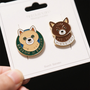 Pins de Solapa Planos Personalizados con Baño de Oro Magnético y Acabado de Esmalte Duro, Impresión de Logotipo Personalizado en Tipografía - Product Image 1