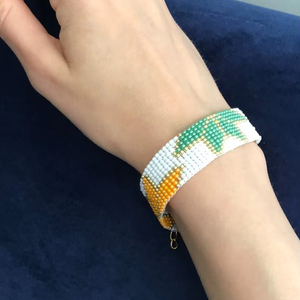 Brazalete de abeja con cuentas bordado hecho a mano, ligero, duradero, respetuoso con el medio ambiente, tamaño personalizable para mujeres y niñas - Product Image 1