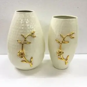 2023 Новое поступление, металлическая ваза для цветов, белая отделка ручной работы от индийского поставщика для декоративного использования, металлическая ваза