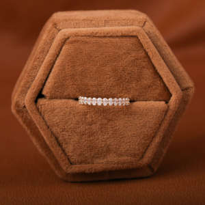 สายคาดแต่งงานคลาสสิกชั่วนิรันดร์ตัดวงรีเต็มรูปแบบปลูกเพชร18KT หรูหราชุบทองการตั้งค่าฝาที่สง่างาม - Product Image 2