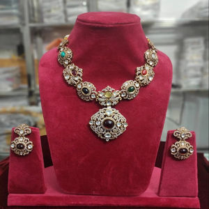 Ensemble de collier et boucles d'oreilles en or mat plaqué or, design Polki, bijoux de mariée pour mariage et célébration de fête - Product Image 1