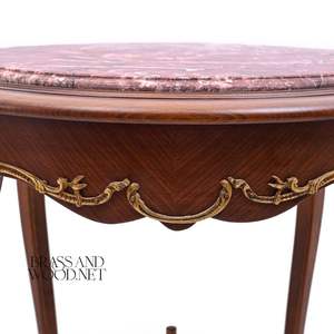 Table d'appoint ronde néoclassique de luxe avec plateau en marbre rose de qualité supérieure et élégants accents en laiton doré pour la décoration intérieure des palais - Product Image 4