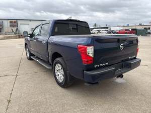 Bastante usado 2018 Nissan Titan SV Crew Cab 4WD - Product Image 4