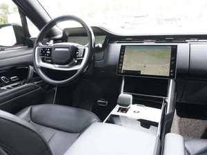 L a n d R o R v e r a n g e R o v e r P530 Autobiography LWB AWD con ruedas de aleación Asientos de cuero Navegación - Product Image 6