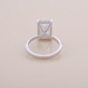 Bague de fiançailles et de mariage en diamant de laboratoire taille radiant certifié IGI, avec halo et bande pavée en or blanc/rose et jaune 9 carats - Product Image 4