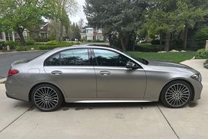 Mercedes-Benz C300 4Matic Sedán 2024 Usado, 1,700 Millas, Paquete AMG Line, Sin Modificar - Product Image 3