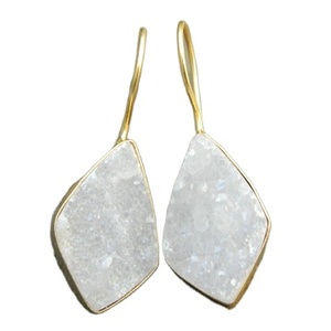 Pendientes de Plata de Ley 92.5 Chapados en Oro con Piedras Preciosas Naturales de Drusa Blanca en Forma de Fantasía, Venta al por Mayor, Regalo de Boda para Mujer - Product Image 1