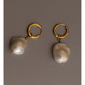 ต่างหูห่วงมุกบาโรก - Product Image 4