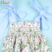 Combinaison barboteuse pour bébé fille, motif floral rouge, nœuds bleus, OEM ODM, vente en gros, smockée à la main, sans manches, fermeture à boutons, 100% coton