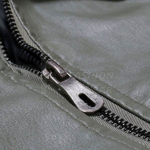 Chaqueta de invierno para hombre con diseño personalizado 2024 de cuero grueso con cierre de cremallera y tinte liso a la venta. - Product Image 3