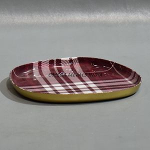 Elegante bandeja redonda en negro oscuro con alegres patrones navideños, perfecta para servir aperitivos y agregar encanto de temporada - Product Image 5