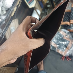 Portefeuille à deux volets pour femme Fabriqué à la main en cuir de vachette usiné avec protection RFID Élégant et sécurisé Fabriqué en Inde - Product Image 3