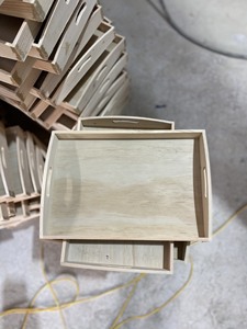 Plateau de service alimentaire rectangulaire en bois massif dans un ensemble pour hôtel fabriqué au Vietnam avec un design moderne - Product Image 5