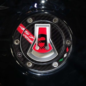 Protector de tapa de tanque de combustible con pegatina 3D para motocicletas compatible con Aprilia RS 457 2024 - Product Image 1