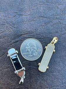 Collar con Colgante de Diamante Moissanite VVS Estilo Moderno, Diseño de Patineta, Chapado en Oro sobre Plata 925, Brillante - Product Image 6