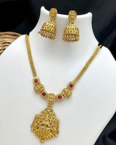 Ensemble de bijoux de temple de qualité supérieure antique avec pendentif Lakshmi pour mariage et tenue traditionnelle ensemble de mariage en or - Product Image 2