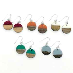 Pendientes de resina de madera hechos a mano para moda al por mayor conjunto de pendientes de moda de color personalizado auricular acrílico para mujer - Product Image 3