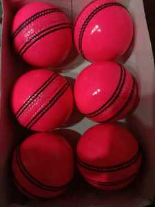 ลูกบอลแข็งลายลูกคริกเก็ตสีขาวสารส้มสีชมพู2025ใหม่งานเย็บด้วยมือคุณภาพระดับพรีเมียมแสตมป์ออกแบบโลโก้คลับเอง - Product Image 6