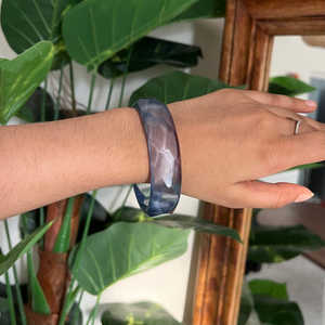 Brazalete de Resina Facetada Morada Intensa, Hecho a Mano, Pulido, con Diseño de Ángel, Brazalete Ancho de Acrílico, Joyería Artesanal de Moda para Mujer - Product Image 1