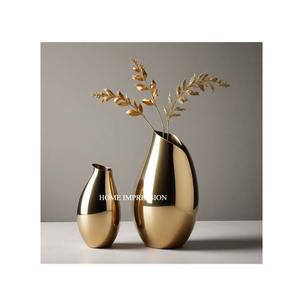 Ensemble de 2 Vases à fleurs décoratifs de table de différentes tailles de qualité de luxe Vases à fleurs modernes en métal poli doré d'Inde - Product Image 1