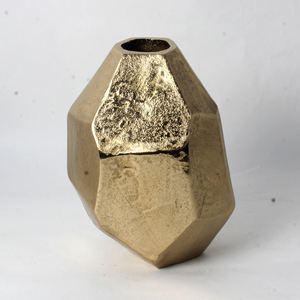 Vase à fleurs élégant en fonte d'aluminium avec une surface polie lisse qui sublime toute pièce avec des accents floraux époustouflants - Product Image 5