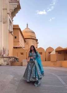 Designer exclusif de mariage et de fête porter soie bleu ciel lourd brodé Lehenga et Choli avec bordure en dentelle quatre côtés Dupatta - Product Image 6