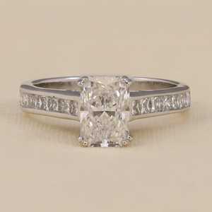 Anillo de Compromiso con Diamante de Laboratorio de Corte Radiante con Detalles de Diamantes de Corte Princesa - Product Image 5