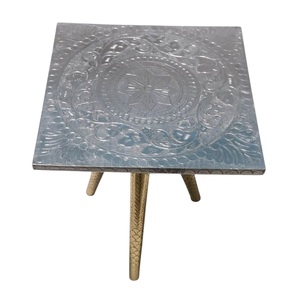 Table ronde avec gaufrage or et fond Table basse ou d'appoint ronde en aluminium fini nickel à trois pieds pour meubles de maison - Product Image 4