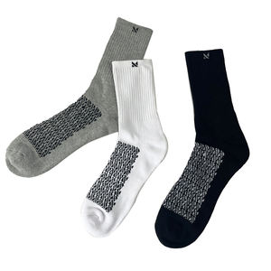 Chaussettes athlétiques de haute qualité pour hommes Design personnalisé Couleur contrastée Respirant et confortable avec broderie de logo en bas - Product Image 1