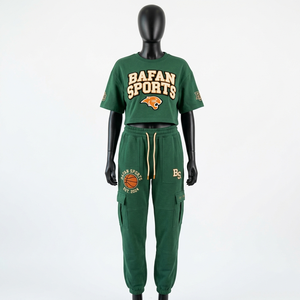 ชุดเซ็ตเสื้อครอปท็อปผ้าฟลีซคอตตอนโพลีเอสเตอร์คุณภาพสูง 320 GSM และกางเกงจ็อกเกอร์คาร์โก้ สีเขียว พร้อมปักโลโก้ตามสั่ง ชุดวอร์มสำหรับผู้หญิง - Product Image 1