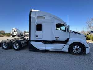 Camion benne d'occasion KENWORTH T680 2017, cabine couchette conventionnelle, moteur diesel 10 cylindres, caméra arrière 360°, écran tactile, automatique, 6x4 - Product Image 3
