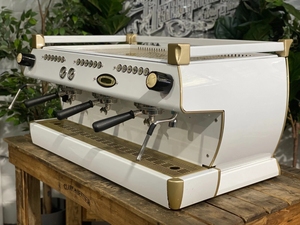 Machine à café expresso personnalisée blanche et dorée à 3 groupes pour usage commercial et professionnel + livraison gratuite - Product Image 4