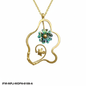 Collar con Colgante Floral de Madreperla Orgánica Hecho a Mano, Chapado en Oro, Joyería Botánica para Mujer - Product Image 2