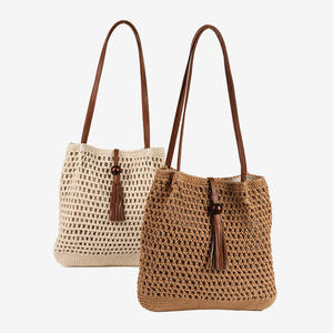 Sac tissé en polyester style ethnique au crochet avec perles en bois et pompon, nouveauté pour femme, style plissé ajouré pour vacances à la plage - Product Image 1