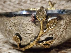 Bol de service en métal argenté au design martelé, accent oiseau doré, idéal pour les fêtes, l'accueil des invités et la décoration de table, en provenance d'Inde - Product Image 5