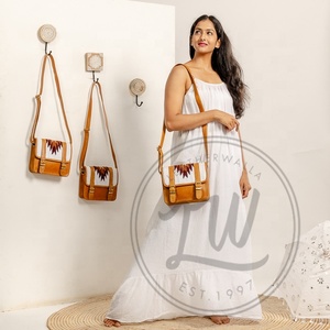 LW Nouvel Arrivage Western Aztec Sac à bandoulière en cuir usiné Vintage Brown Tooling Crossbody Bag Unique Aztec Matelassé Leather Handbags - Product Image 1