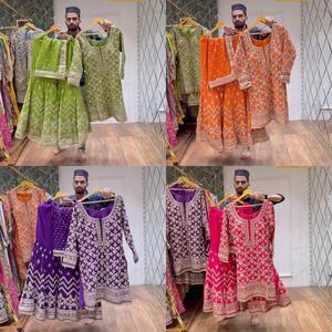 Fil de fausse georgette de vêtements de mariage de concepteur lourd avec le haut de travail de broderie de séquence et le palazzo de Sharara avec Dupatta - Product Image 4